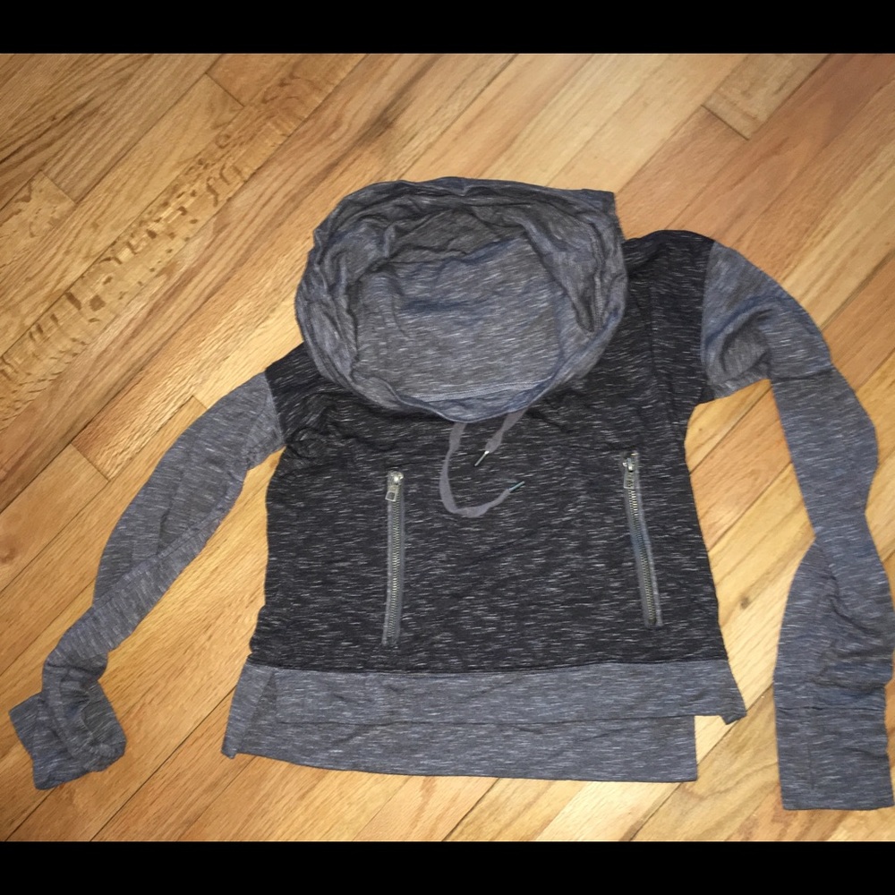 Te Verde Women’s gray cowl neck sweatshirt